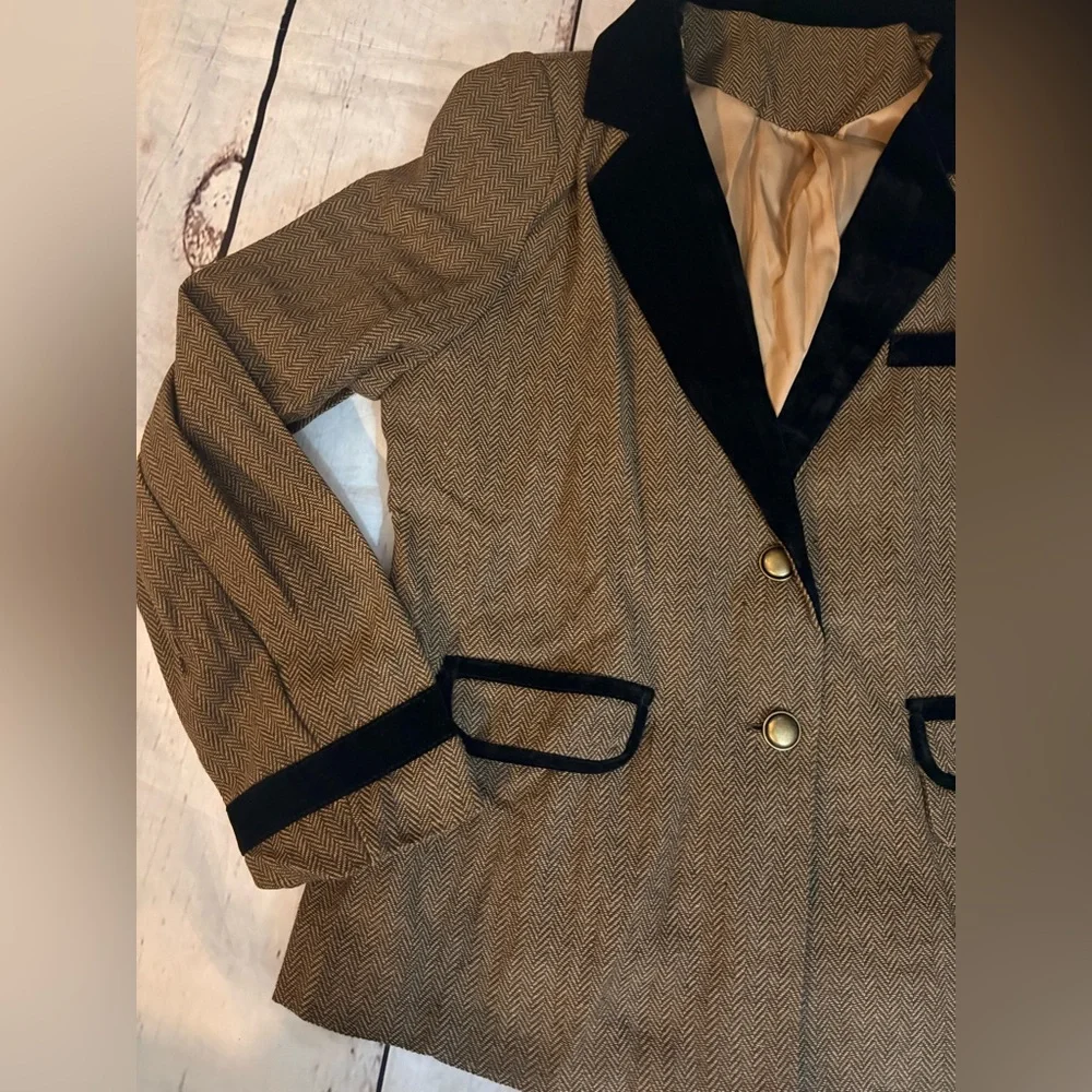 Couture herringbone tweed blazer featuring contrast velvet accents, gold buttons - Picture 13 of 13
